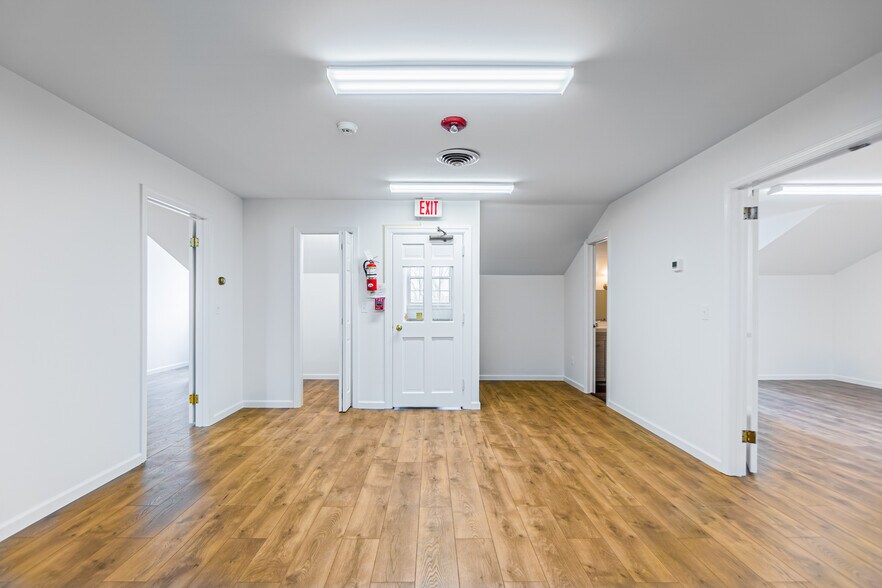 More Photos Of 2100 Oak Tree Rd, Edison Bank For Lease