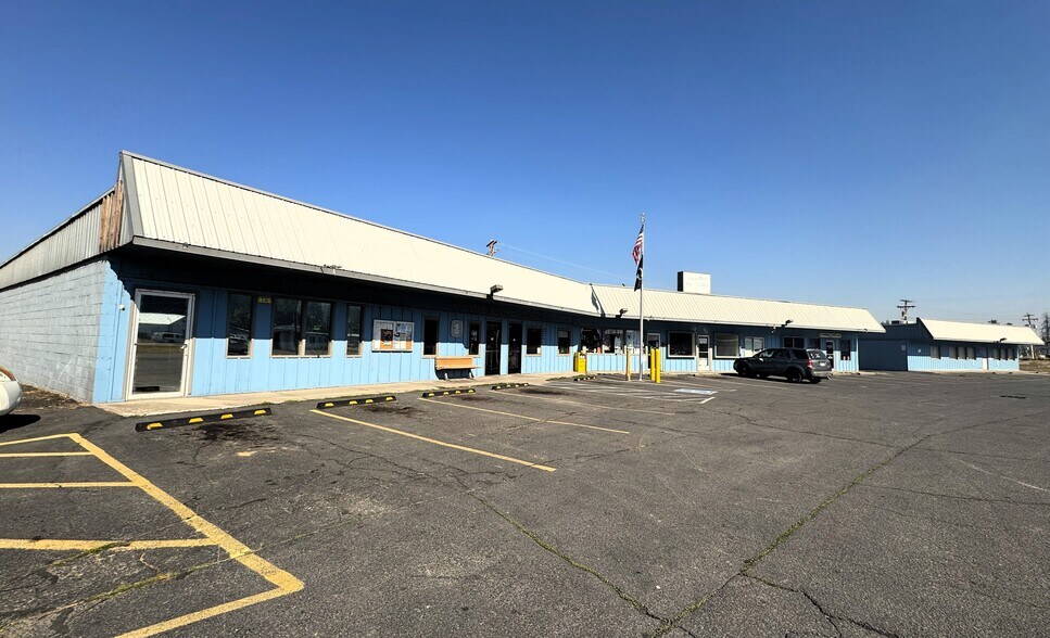 Primary Photo Of 212 S 1st Ave, Chiloquin General Retail For Sale