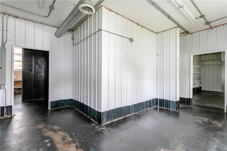 More Photos Of 3829 N Main St, Marion Storefront Retail Residential For Sale