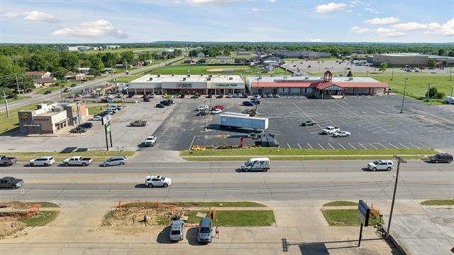 More Photos Of 104 N Lombard Ln, Skiatook Flex For Sale