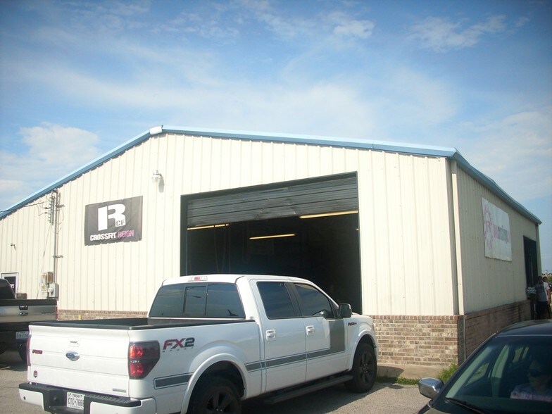 Primary Photo Of 3325 S Main St, Pearland Light Distribution For Lease