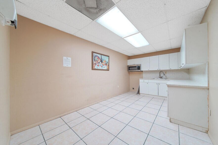 More Photos Of 25 E 4th St, Hialeah Office For Lease