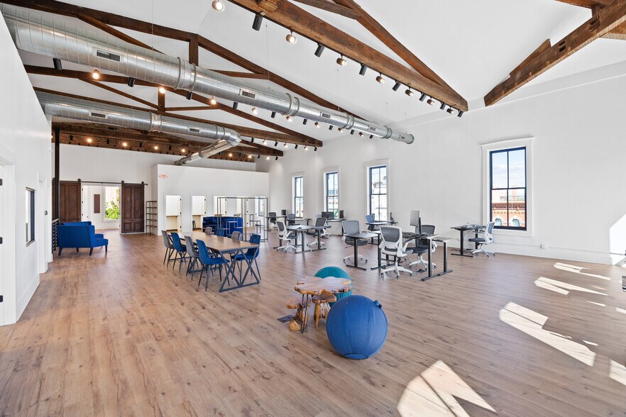 More Photos Of 227 Pearl St, New Albany Office For Lease