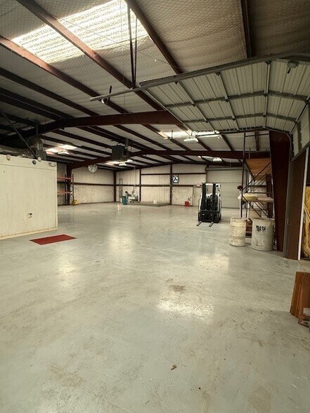 More Photos Of 103 Industrial Dr, Waxahachie Warehouse For Lease