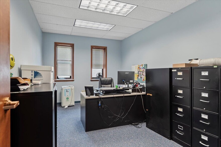 More Photos Of 615 S 2nd St, Springfield Office For Sale