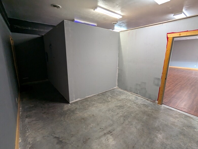 More Photos Of 1316 E Cedar St, Brandon General Retail For Lease