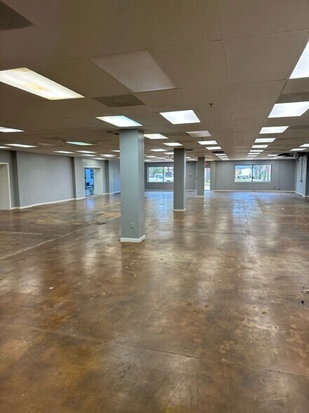 More Photos Of 207-213 E Park St, Freeport Office For Lease