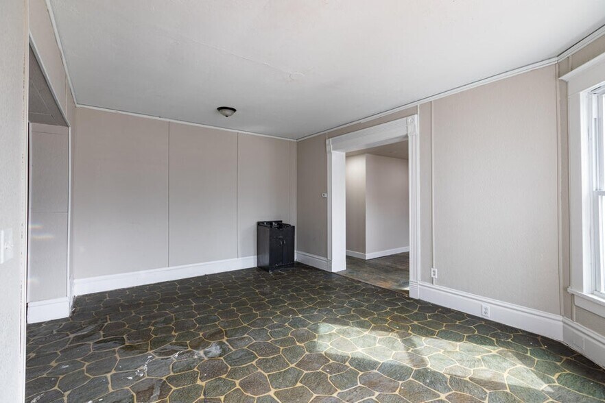 More Photos Of 1601 Jackson St, La Crosse General Retail For Sale