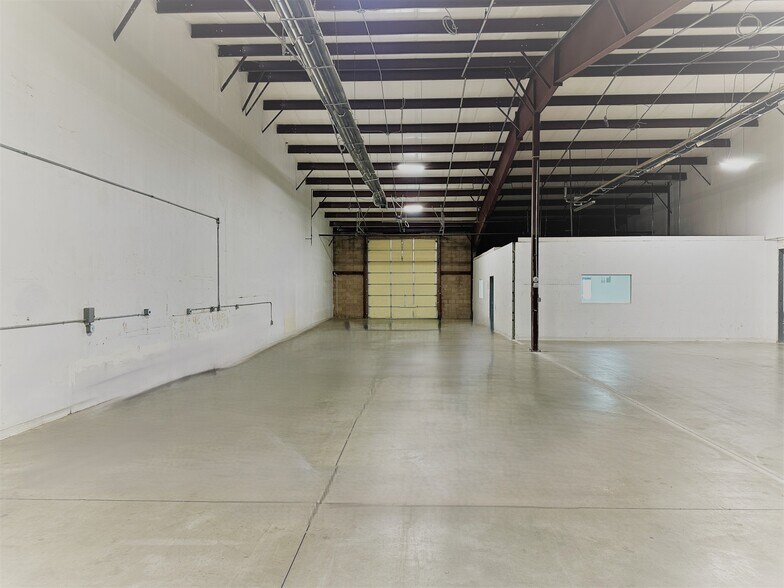More Photos Of 4005-4009 S Valley Dr, Mead Warehouse For Lease