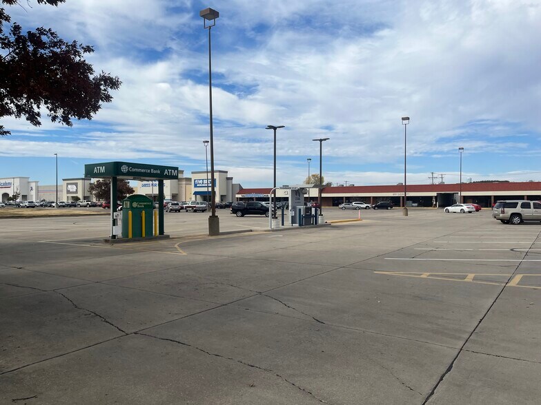 More Photos Of 419-467 E Poyntz Ave, Manhattan Storefront For Lease