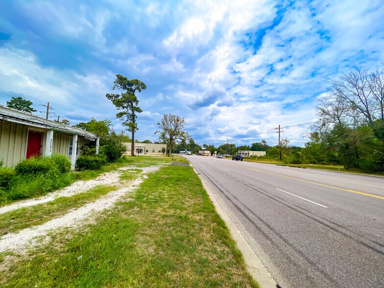 More Photos Of 2305 N Main St, Vidor Flex For Sale