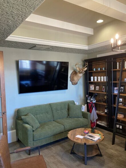 More Photos Of 1531 E Bradford Pky, Springfield Medical For Sale