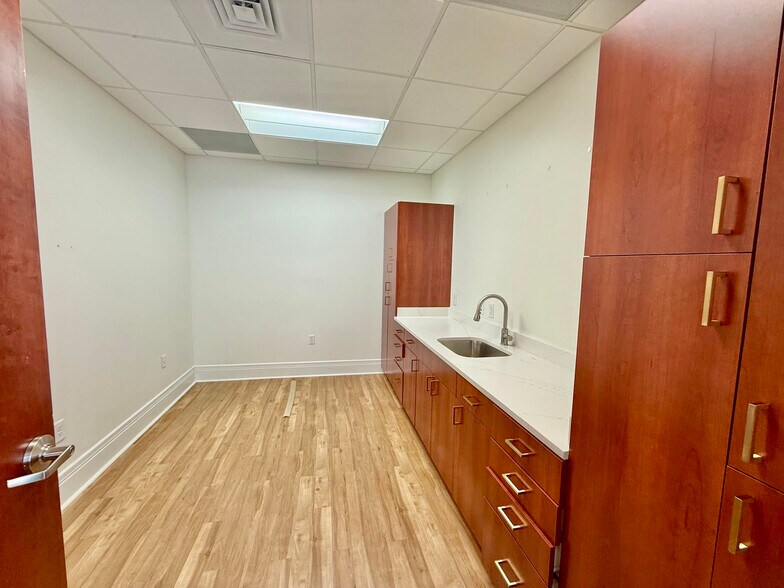 More Photos Of 76 Peachtree Rd, Asheville Medical For Lease
