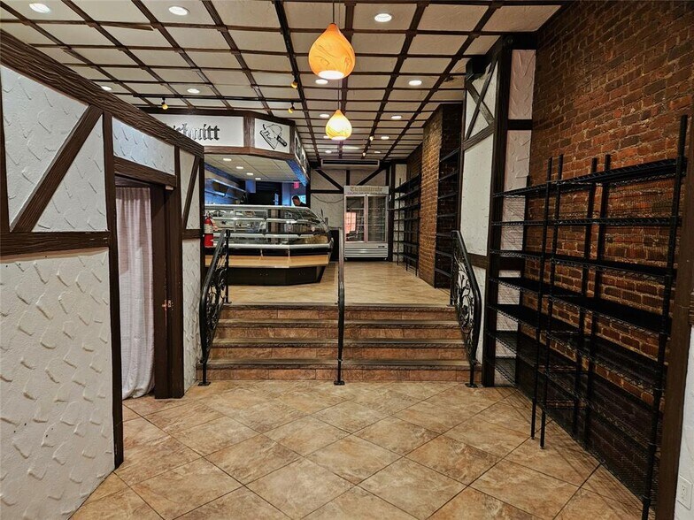 More Photos Of 6940 Myrtle Ave, Glendale General Retail For Lease