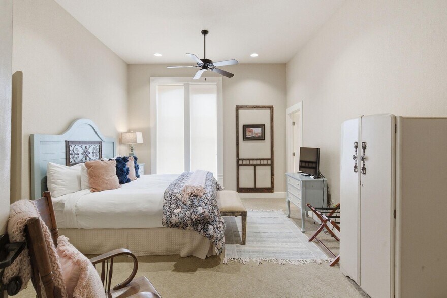 More Photos Of 103 N Pecan St, Hico Hotel For Sale