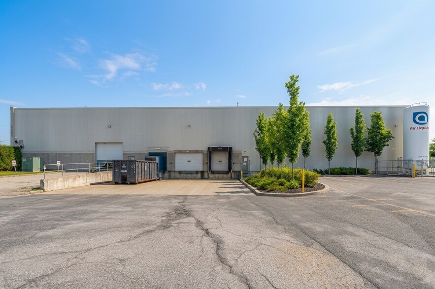 More Photos Of 16715 Boul Hymus, Kirkland Warehouse For Lease
