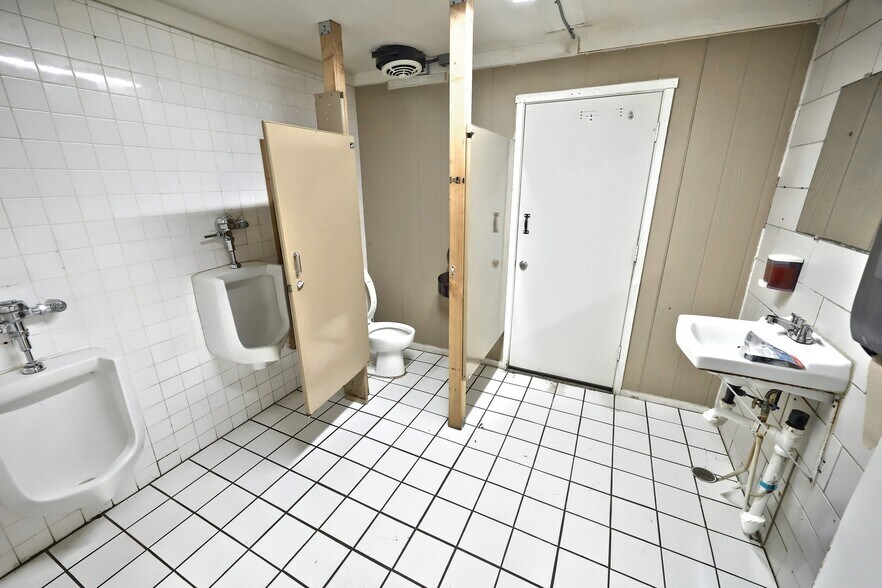 More Photos Of 21603 Middletown Rd, Freeland Freestanding For Sale