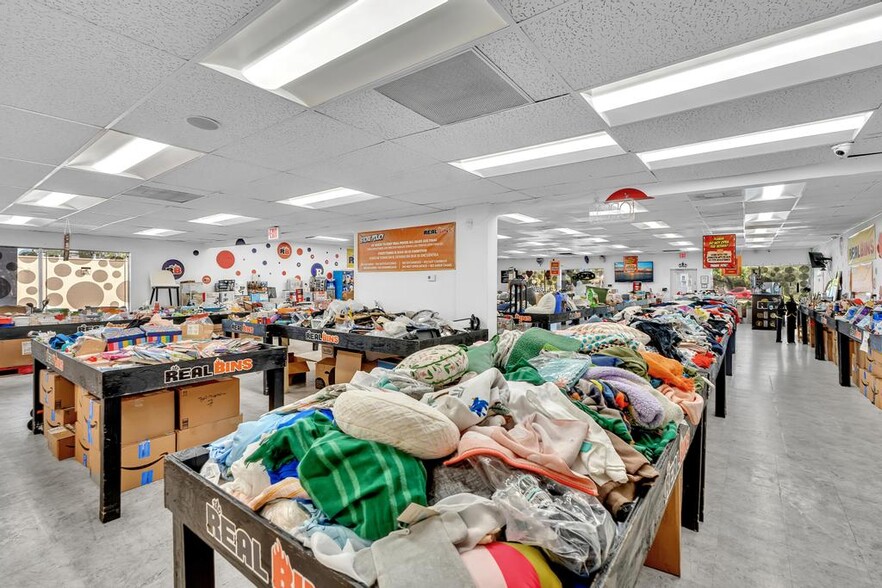 More Photos Of 2450-2556 W Oakland Park Blvd, Oakland Park Storefront For Sale