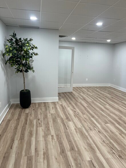 More Photos Of 11090 Industrial Rd, Manassas Showroom For Lease