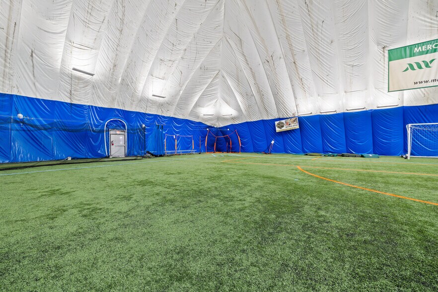 More Photos Of 901 Cannon Rd S, Dundas Sports And Entertainment For Sale