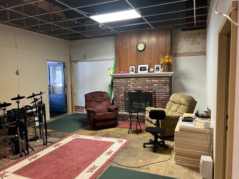 More Photos Of 300 E Broadway Blvd, Johnston City Specialty For Sale