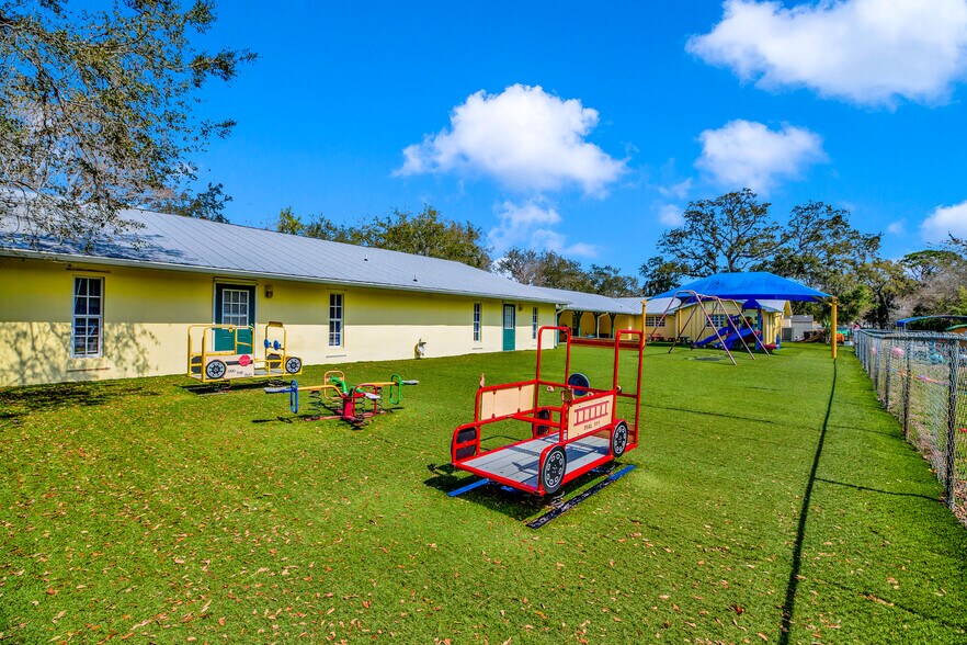 More Photos Of 1285 6th Ave, Vero Beach General Retail For Sale