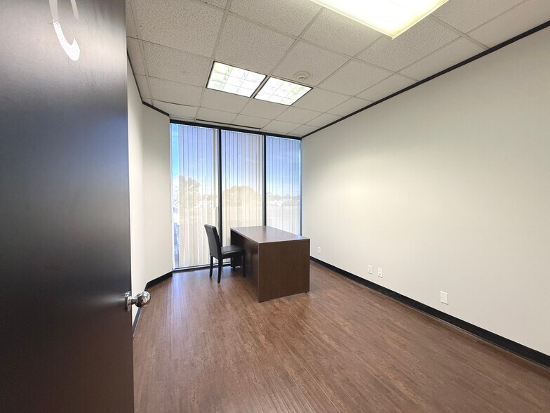 More Photos Of 6100 Corporate Dr, Houston Office For Sale