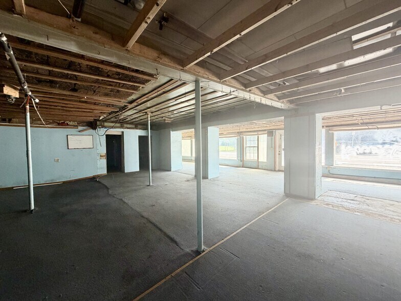 More Photos Of 870 S Miami St, West Milton Flex For Sale
