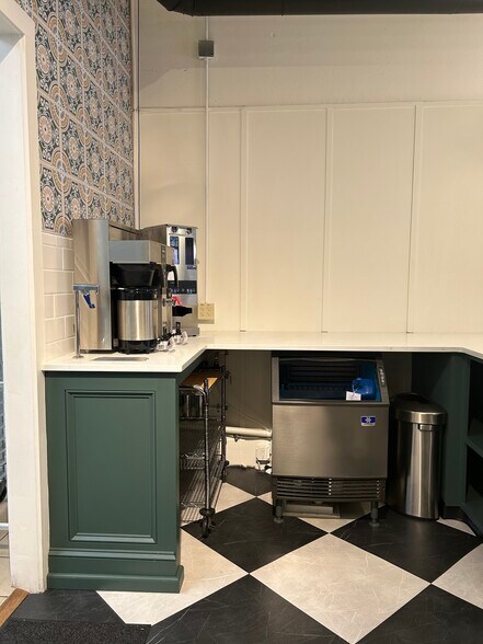 More Photos Of 50 S Forest Ave, Hartwell Storefront For Sale