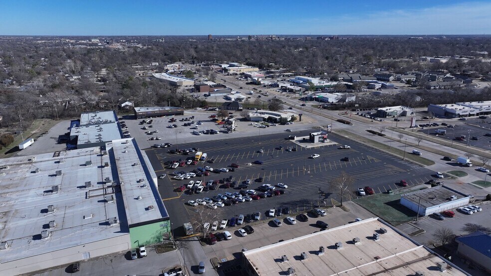 More Photos Of 2207-2255 W Main St, Norman Storefront For Lease