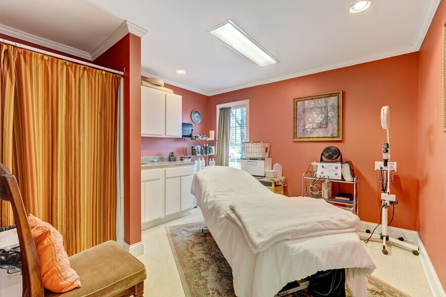More Photos Of 1418 Freeway Dr, Reidsville Freestanding For Sale