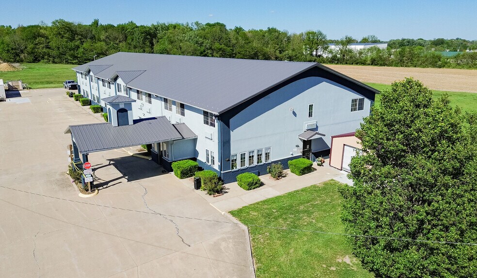 More Photos Of 937 Enterprise Ln, Mount Carmel Hotel For Sale