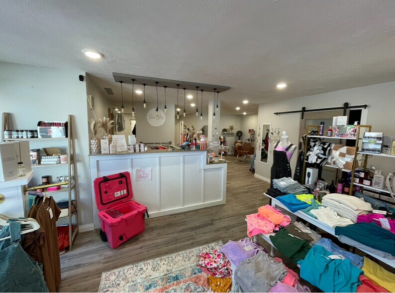 More Photos Of 116 W 19th St, Falls City Showroom For Sale