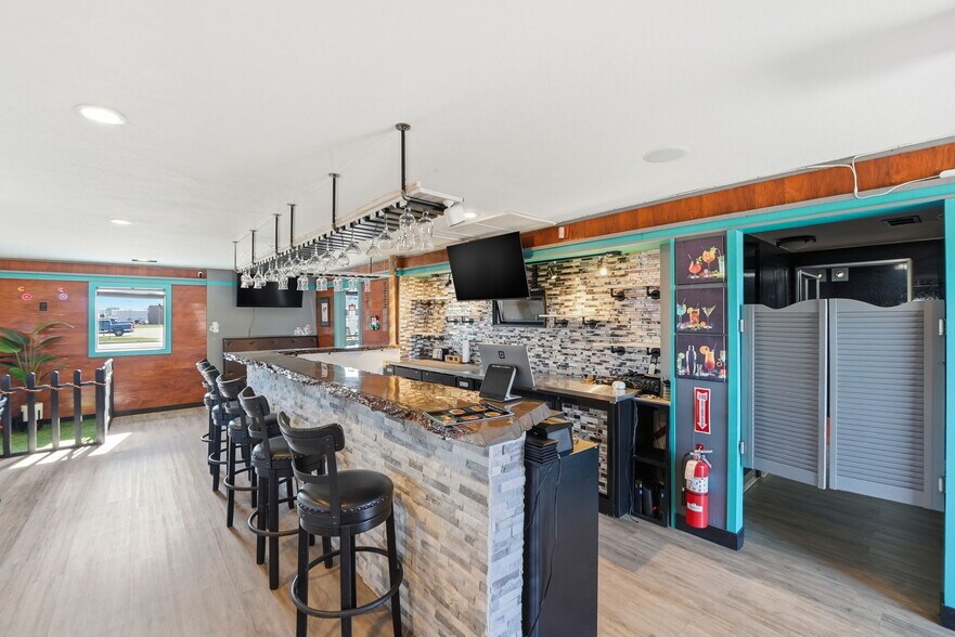 More Photos Of 1404 E College Dr, Marshall General Retail For Sale