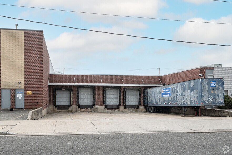 More Photos Of 11 E 2nd St, Mineola Warehouse For Lease