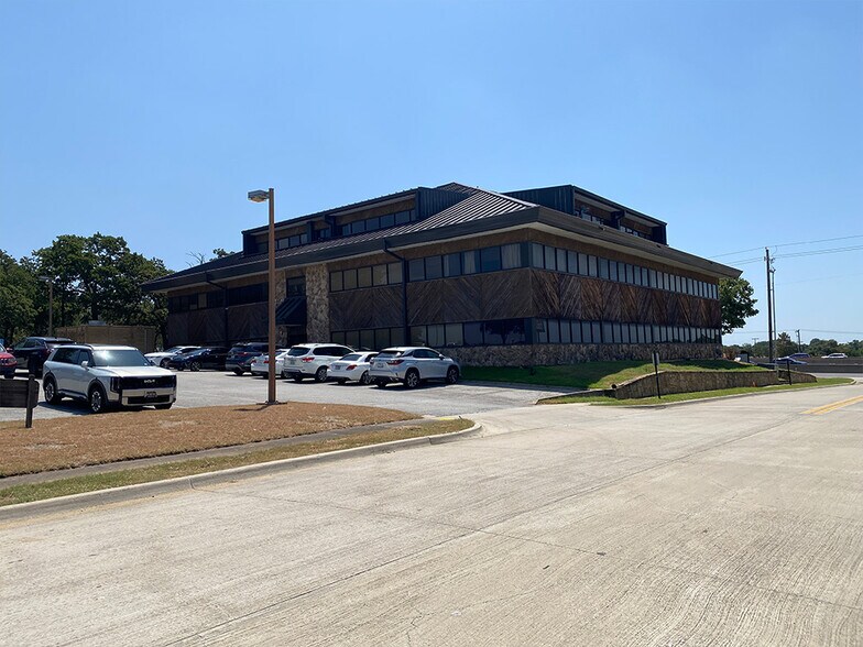More Photos Of 3901 Airport Fwy, Bedford Office For Lease