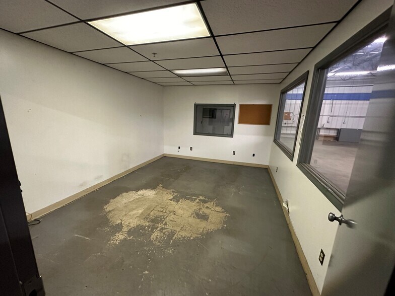 More Photos Of 350 Commerce Dr, Rochester Warehouse For Lease