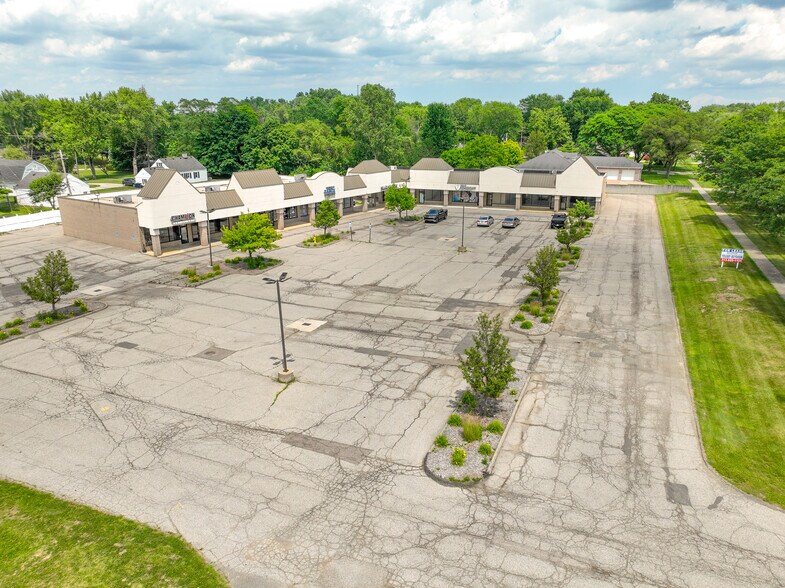 More Photos Of 32500-32888 W Warren Rd, Westland Unknown For Lease