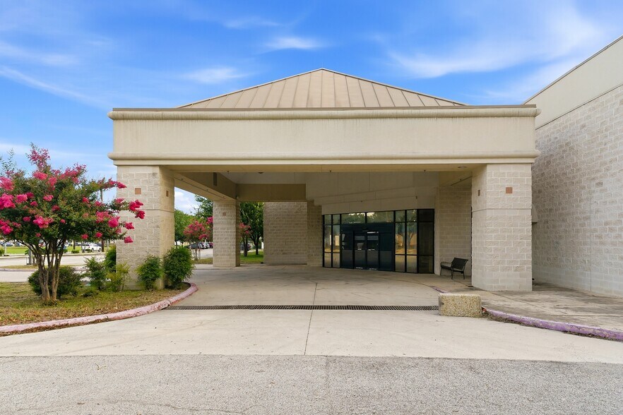 More Photos Of 7400 Barlite Blvd, San Antonio Medical For Lease