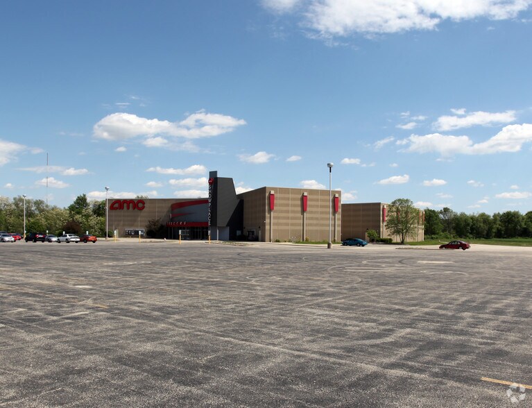 More Photos Of 1124 Edgewater Dr N, North Pekin Movie Theatre For Lease