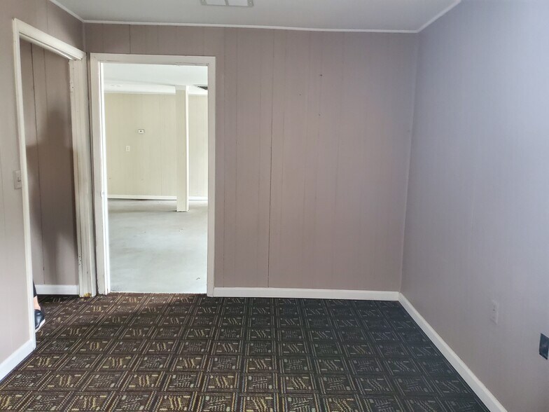 More Photos Of 2300 Grand Blvd, Holiday Light Distribution For Lease