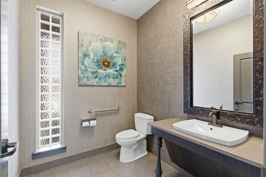 More Photos Of 2104 Chesterfield Blvd, Springfield Office For Sale