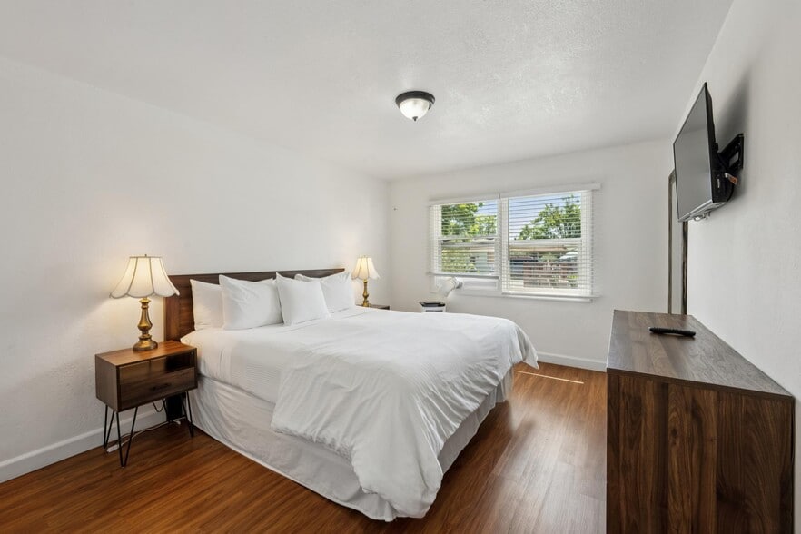 More Photos Of 1623 Lake St, Calistoga Hotel For Sale