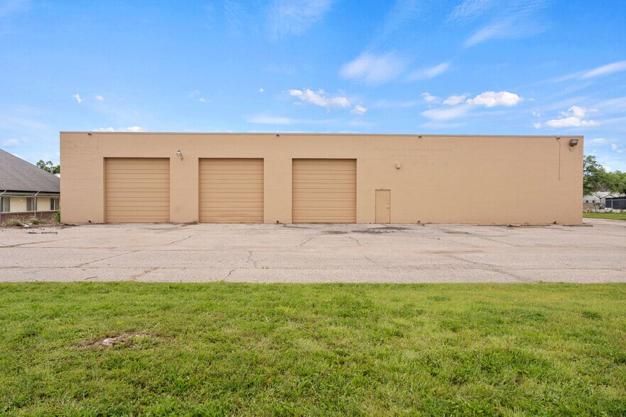 More Photos Of 1630 S St Clair St, Wichita Warehouse For Lease