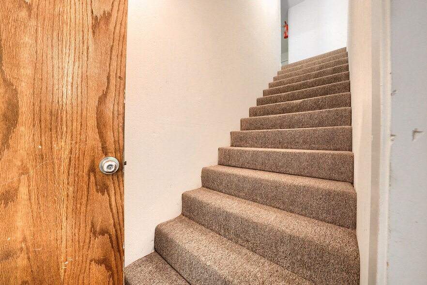 More Photos Of 6812 Avenue K, Plano Flex For Lease