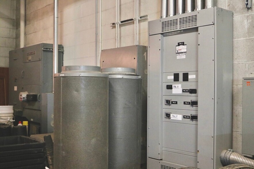 More Photos Of 94 Hangar Way, Watsonville Research And Development For Lease