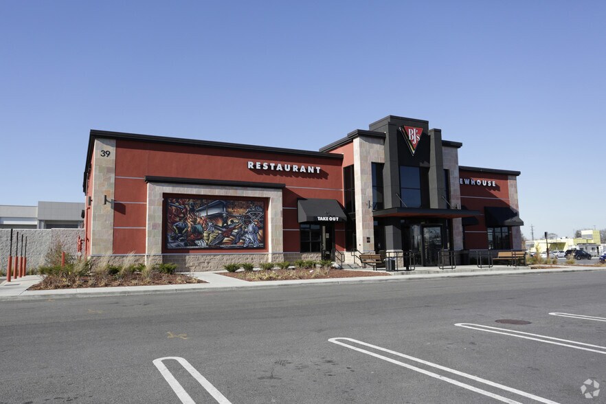 More Photos Of 750 W Sunrise Hwy, Valley Stream General Retail For Lease
