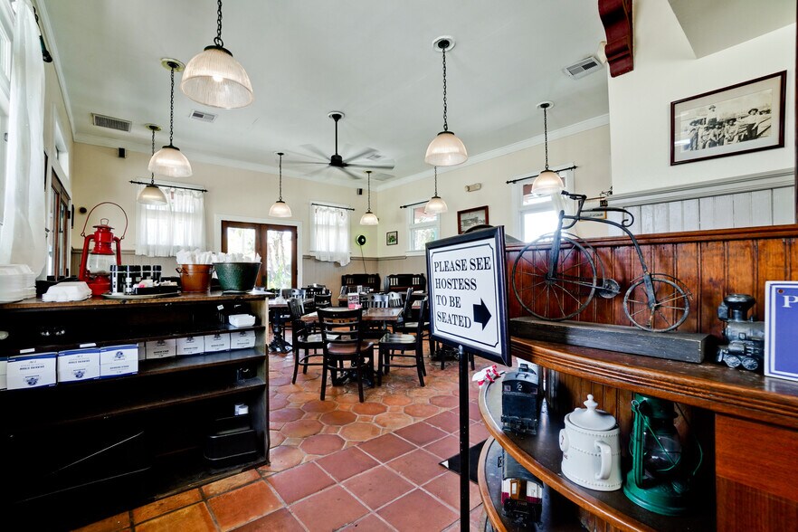More Photos Of 1503 4th St, Sarasota Restaurant For Lease