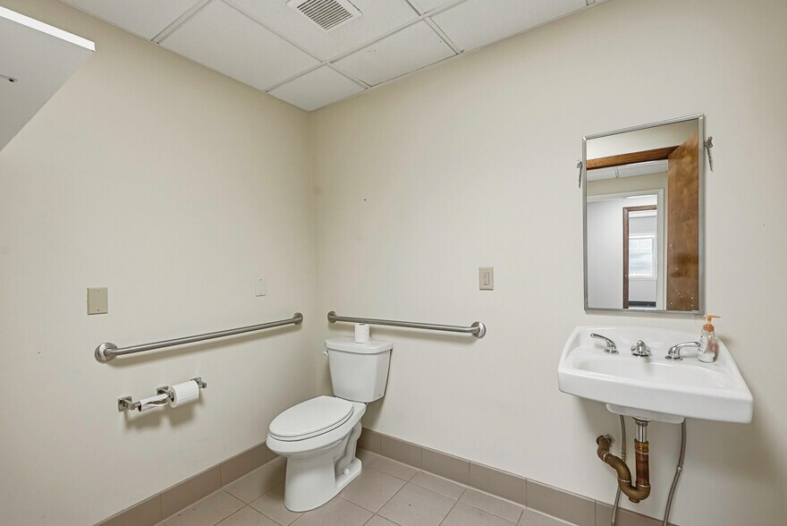 More Photos Of 37 Pierce St, Northborough Office For Sale