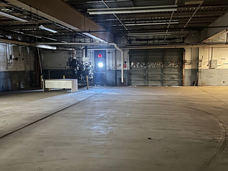 More Photos Of 44-49 Venner Rd, Amsterdam Manufacturing For Lease